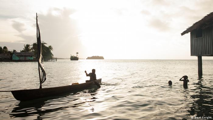 Salomon-Inseln, Kanu und Kinder Silhouette (Beni Knight)