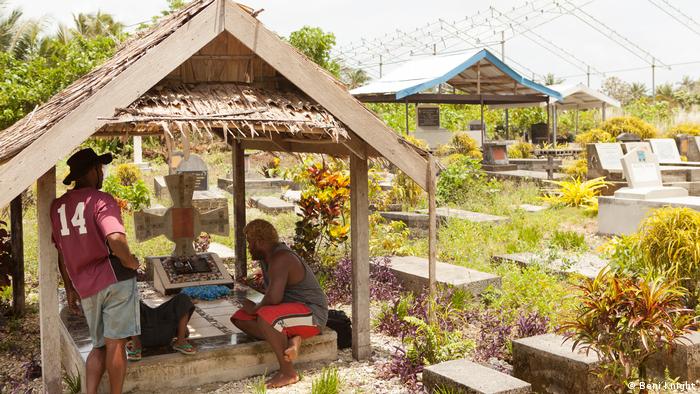 Salomon-Inseln, zwei Männer am Grab (Beni Knight)