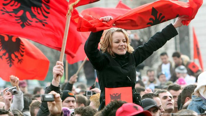 Kosovo erklärt Unabhängigkeit 2008