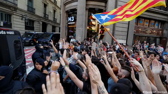 La Asamblea Nacional Catalana (ANC) y Òmnium Cultural han convocado a las 20.00 horas de hoy a una concentración con velas en la Avenida Diagonal de Barcelona, para exigir que liberen a sus líderes, Sánchez y Cuixart. (17.10.2017).