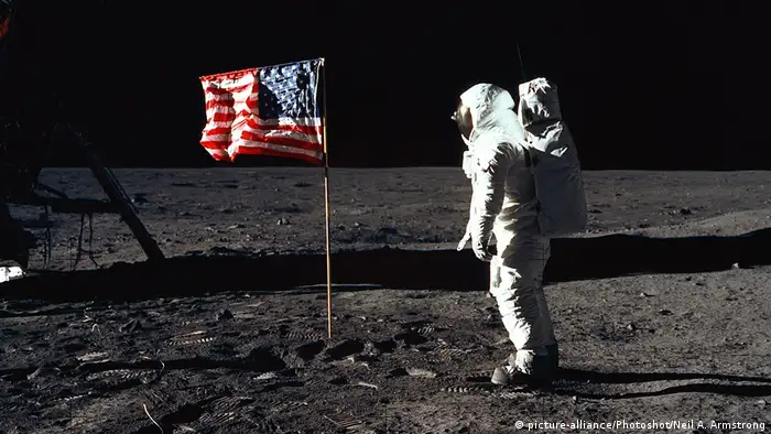 Buzz Aldrin in front of the US flag on the moon (picture-alliance/Photoshot/Neil A. Armstrong)