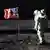 Mond Buzz Aldrin vor US-Flagge