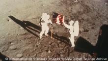 20.07.1969 +++ Armstrong and Aldrin unfurl the US flag on the moon, 1969. Apollo 11, the first manned lunar landing mission, was launched on 16 July 1969 and Neil Armstrong and Edwin Aldrin became the first and second men to walk on the moon on 20 July 1969. The third member of the crew, Michael Collins, remained in lunar orbit. (NASA/Oxford Science Archive / Heritage Images) | Verwendung weltweit, Keine Weitergabe an Wiederverkäufer.