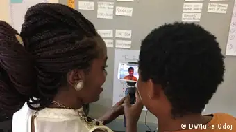 Summerschool in Namibia, die ersten Bilder werden genau begutachtet und direkt via Smartphone bearbeitet