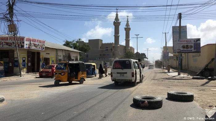 Somalia Mogadischu | neue Straße mit Moschee
