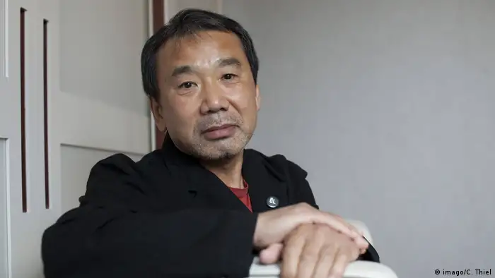El autor japonés Murakami (Tokio, 1949), también figura desde hace tiempo entre los primeros. Su obra se caracteriza por los giros inesperados, la mezcla de lo onírico y lo real y el humor, a veces ácido. Ha vendido millones de libros y fue traducido a 50 idiomas. Hasta el momento hay dos escritores de Japón que han recibido el premio: Yasunari Kawabata, en 1968 y Kenzaburo Oe, en 1994.