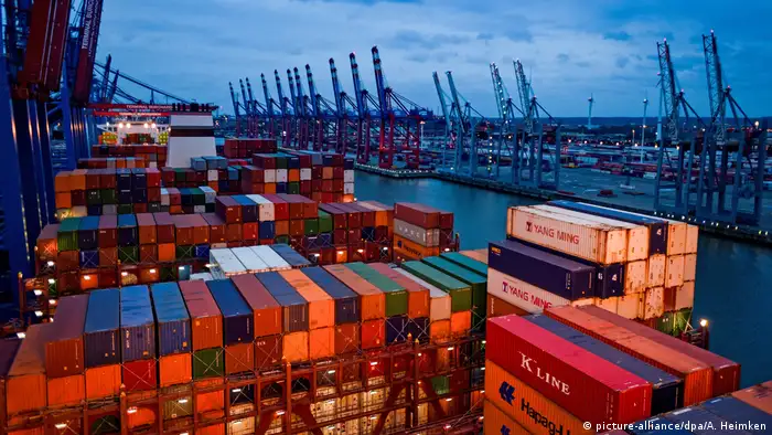 Hamburg Container auf der «Barzan» von Hapag Lloyd (picture-alliance/dpa/A. Heimken)