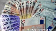 ARCHIV - SYMBOLBILD - Euro-Banknoten liegen am 11.08.2016 in Berlin ausgebreitet auf einem Tisch. (zu dpa «Steuerzahlerbund kritisiert Verschwendung» vom 04.10.2017) Foto: Jens Kalaene/dpa-Zentralbild/dpa +++(c) dpa - Bildfunk+++ | Verwendung weltweit