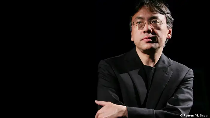 Kazuo Ishiguro nació en 1954 Nagasaki, Japón, y se mudó con sus padres a Inglaterra a los seis años. Estudió en la Universidad de Kent y publicó su primera novela, Un artista del mundo flotante, en 1986. Es autor de Nunca me abandones (2005), y de Los restos del día, conocida por su versión fílmica Lo que queda del día, protagonizada por Anthony Hopkins y Emma Thompson.
