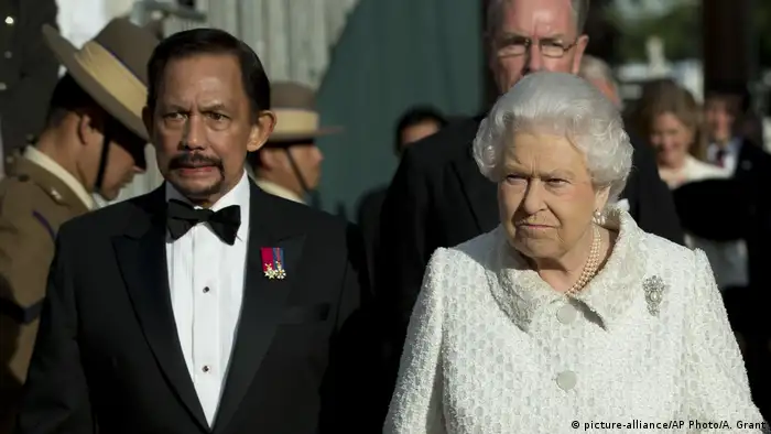 UK Brunei Sultan Hassanal Bolkiah und Königin Elizabeth II in London (picture-alliance/AP Photo/A. Grant)