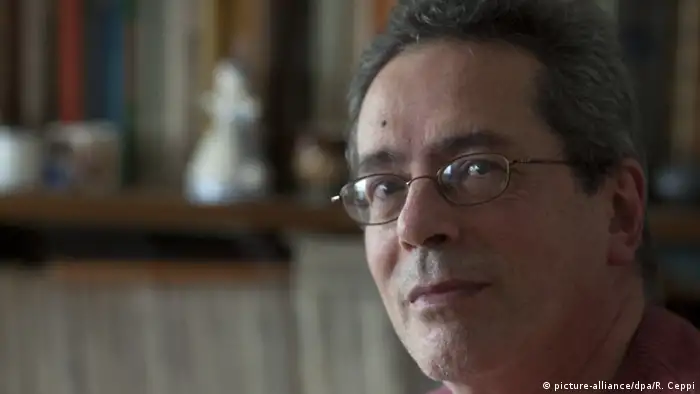El escritor César Aira es el único argentino en la lista de apuestas. Nació en Coronel Pringles, provincia de Buenos Aires, en 1949, y es un renovador de la literatura por su técnica y la profusión de sus temas. Escribió ya 99 libros. Su primera novela, Ema, la cautiva, causó furor. La literatura es un juego irresponsable que preserva la infancia, dice.