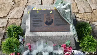 Südkorea Blumen an einem Gedenkstein für den verstorbenen NDR-Journalisten Jürgen Hinzpeter (1937-2016)
