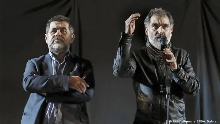 Jordi Sànchez y Jordi Cuixart, líderes civiles independentistas, fueron enviados a prisión provisional sin fianza por un presunto delito de sedición en relación con incidentes vinculados al proceso separatista catalán. 16.10.2017