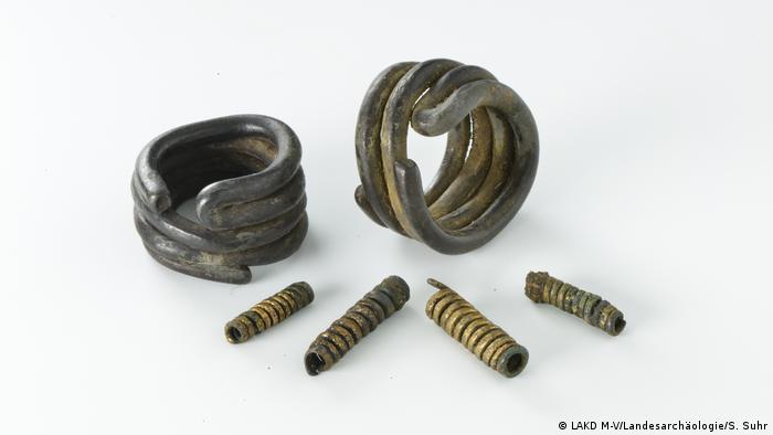 Two metal rings and four small bronze spirals (Photo: LAKD M-V/Landesarchäologie/S. Suhr)