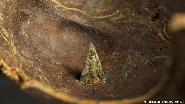 Череп, пронзенный стрелой