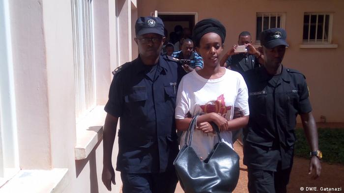 Diane Rwigara conduzida pela polícia em outubro de 2017