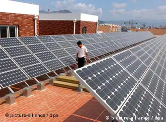 ©ChinaFotoPress/MAXPPP - Qingdao China 2007-09-17... Caption: ©ChinaFotoPress/MAXPPP - Qingdao China 2007-09-17; QINGDAO, CHINA - SEPTEMBER 17, 2007: (CHINA OUT) A worker shows the solar energy panels on the rooftop of the first solar energy school of China in Qingdao, east China. +++(c) dpa - Report+++