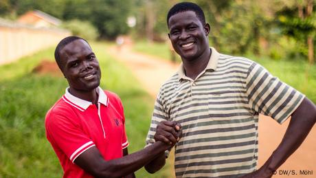 Aktivist Victor Ochen mit Bürgerkriegsopfern in Uganda