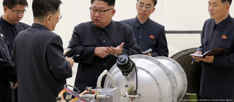 Kim Jong Un (c.) tem usado a ameaça de desenvolver armas nucleares como trunfo na política internacional Kim Jong Un (c.) tem usado a ameaça de desenvolver armas nucleares como trunfo na política internacional