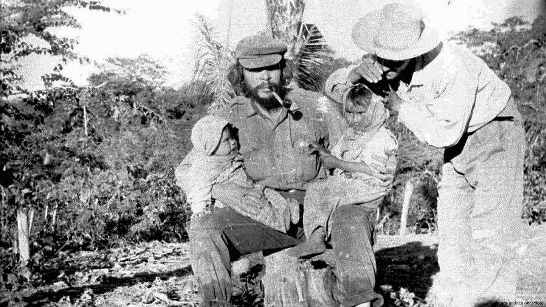 Ernesto Che Guevara, tutuklanmasından kısa süre önce Bolivya'da bir çiftçi ve onun çocuklarıyla bir arada - (1967) Ernesto Che Guevara, tutuklanmasından kısa süre önce Bolivya'da bir çiftçi ve onun çocuklarıyla bir arada - (1967)