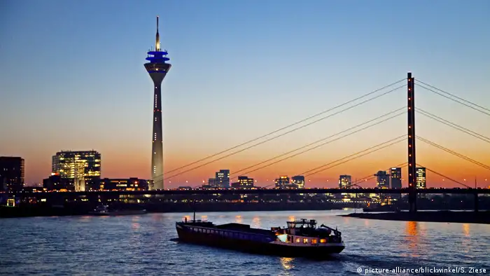 Viele Wege führen nach Düsseldorf. Die Rheinmetropole besitzt einen internationalen Flughafen, den Düsseldorf Airport. Es ist der drittgrößte Deutschlands. Dennoch: Die schönste Anreise ist und bleibt eine Fahrt über eine der sechs Rheinbrücken. Die Rheinkniebrücke ist eines der beliebtesten Fotomotive. Sie prägt gemeinsam mit dem Fernsehturm die Stadtsilhouette.