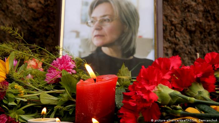 Портрет Анны Политковской, цветы и зажженная свеча