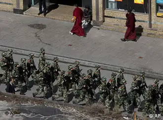 全副武装的武警部队在藏区严阵以待