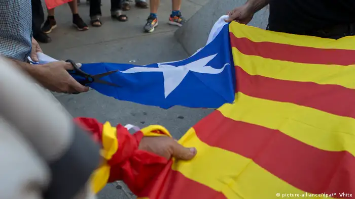 Spanien Demonstration gegen Unabhängigkeit Kataloniens in Madrid (picture-alliance/dpa/P. White)
