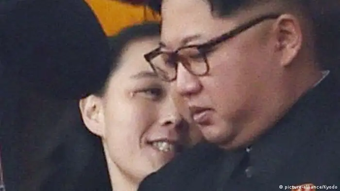 Nordkorea Kim Jong Un und seine Schwester Kim Yo Jong (picture-alliance/Kyodo)