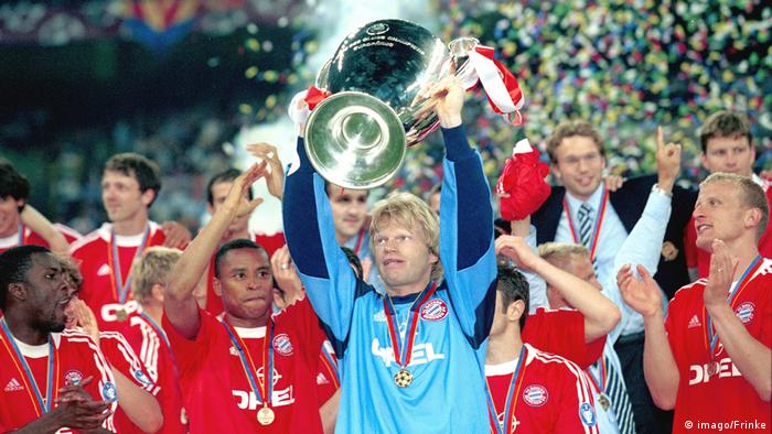 Oliver Kahn mit Championsleague-Pokal 2001