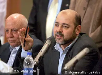 哈马斯代表Moussa Abu Marzouk (右) 和法塔赫代表Ahmed Qureia在新闻会上