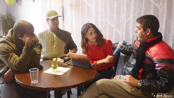 La reportera de DW María Luz Moraleda entrevista a los integrantes de la banda Orishas.
