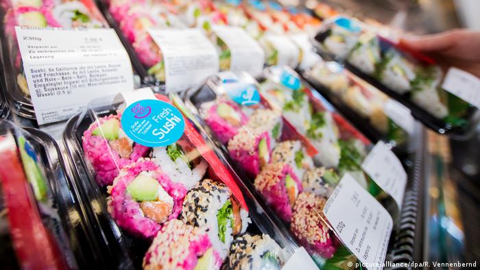 Sushi-Angebote im Supermarkt (picture-alliance/dpa/R. Vennenbernd)