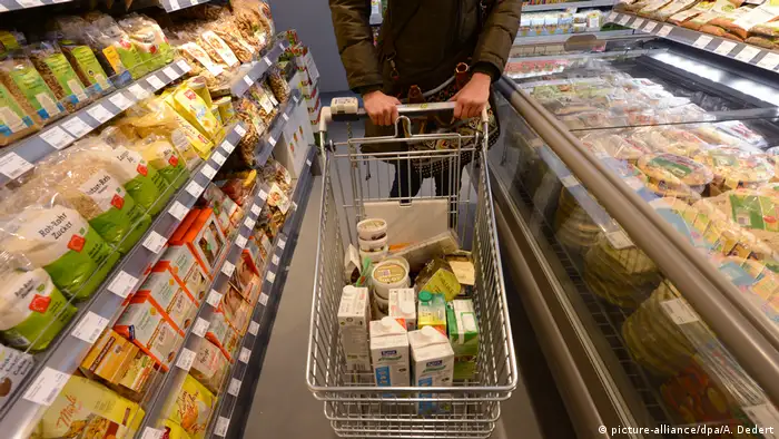 Vegetarische Vegane Lebensmittel im Supermarkt (picture-alliance/dpa/A. Dedert)