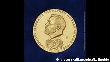 HANDOUT - Die goldene Medaille, die mit dem Wirtschafts-Nobelpreis vergeben wird (undatierte Aufnahme). (Zu dpa Nobelpreisträger für Wirtschaft wird verkündet vom 09.10.2017). ACHTUNG: Nur zur redaktionellen Verwendung in Zusammenhang mit der Berichterstattung über den Nobelpreis und nur bei vollständiger Nennung der Quelle: Foto: Lovisa Engblom/The Nobel Foundation/dpa +++(c) dpa - Bildfunk+++ |