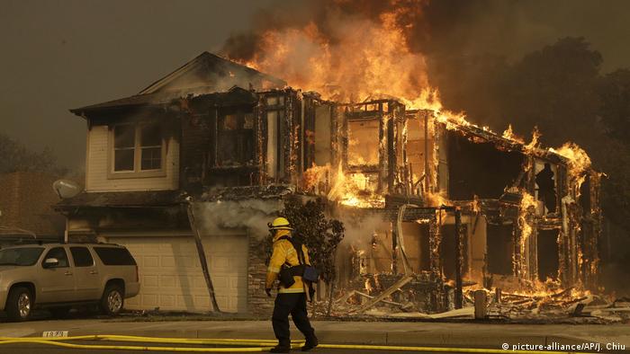 A firefighter walks near a home in Santa Rosa, California (picture-alliance/AP/J. Chiu)