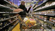 DEUTSCHLAND, Bonn, 21.01.2011 Käuferin mit vollgepacktem Einkaufswagen und einer Eierpalette an einem Regal mit glutenfreien Waren. | Keine Weitergabe an Wiederverkäufer.