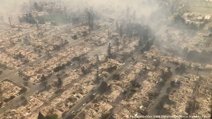 In der Kleinstadt Santa Rosa brannten mehrere Wohngebiete ab. Um Plünderungen zu verhindern, verhängten die Behörden eine Ausgangssperre. Es ist die reine Zerstörung, beschreibt Feuerwehrchef Ken Pimlott das Ausmaß der Brände.