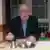 70-godišnji Šerif Hodžić sjedi za stolom i pije kavu
