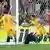 Cahill bejubelt Treffer gegen Syrer. Syrische Spieler schlagen die Hände über dem Kopf zusammen. Foto: Getty Images