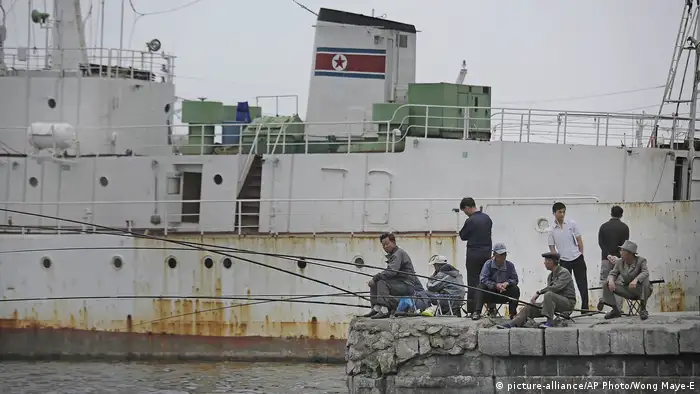 Nordkorea Wonsan Pier mit Schiff und Anglern