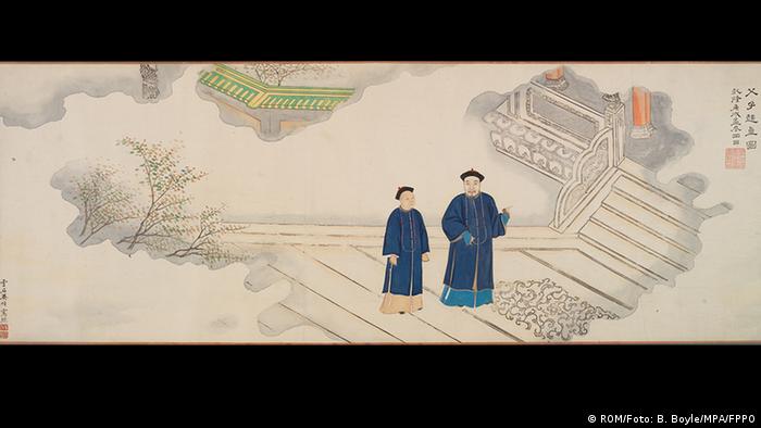 Zwei Männer auf einer Treppe, beide in blau gekleidet. Aus der Ausstellung „Gesichter Chinas. Porträtmalerei der Ming- und Qing-Dynastie | Vater und Sohn besuchen eine kaiserliche Audienz des Malers Wu Zhuo (ROM/Foto: B. Boyle/MPA/FPPO)