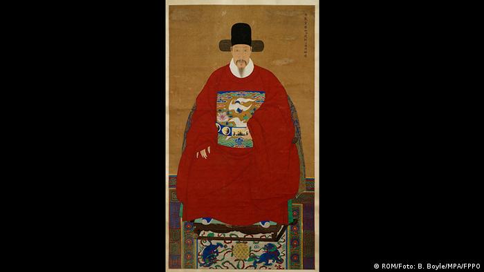 Beamter in rotem Umhang, aus der Ausstellung „Gesichter Chinas. Porträtmalerei der Ming- und Qing-Dynastie | Porträt des Yang Woxing (ROM/Foto: B. Boyle/MPA/FPPO)