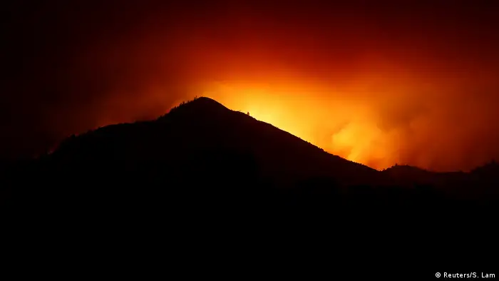 Besonders schlimm breiten sich die Feuer in den kalifornischen Weinregionen Napa und Sonoma Valley nördlich von San Francisco aus. Mehr als 45.000 Hektar Land wurden bisher Opfer der Flammen. Nach einem extrem heißen und trockenen Sommer finden die Feuer in der ausgetrockneten Natur reichlich Nahrung.