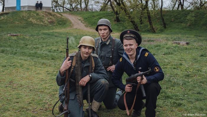 tres soldados posando con armas