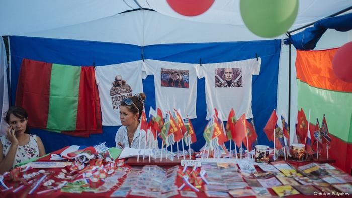 dos mujeres sentadas en una carpa con recuerdos