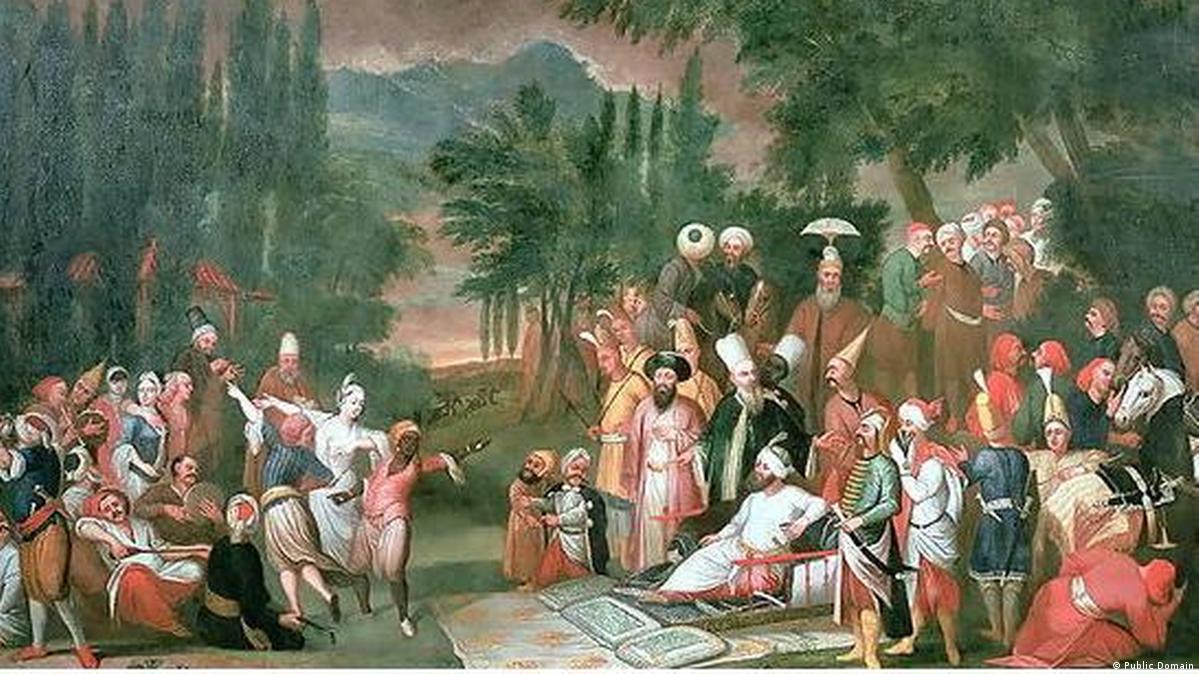 Erkak oz qozini silkitadi, ayol esa uni suratga oladi. Porno video