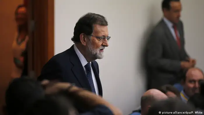 El Gobierno español lamentó la respuesta elusiva que dio hoy a su ultimátum el jefe del Ejecutivo catalán, Carles Puigdemont, y le recordó que tiene plazo hasta el jueves para volver a la legalidad. (16.10.2017).
