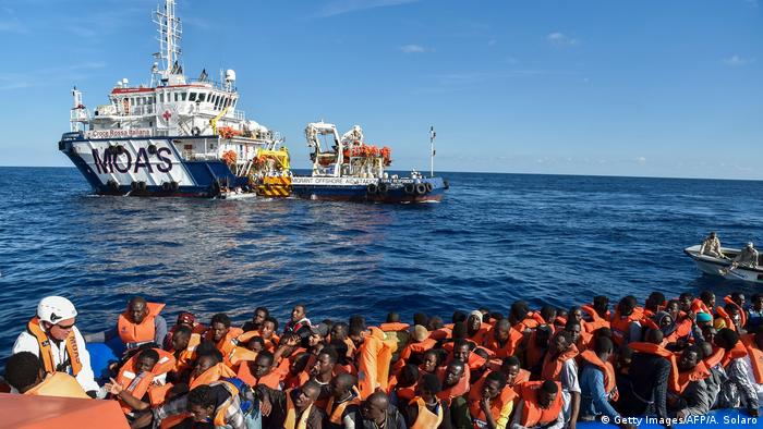 Libyen Migranten und Flüchtlinge auf einem Schlauchboot