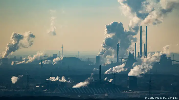 Deutschland Dampf und Abgase der Chemiefirma Oxea